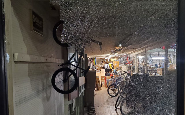 Man arrested after bike shop window smashed in Hoquiam